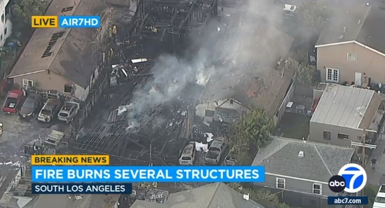 28일 새벽 사우스 LA 신축 다세대 주택 건축 현장에서 시작된 불로 인근 주택 5채가 전소되고 3명이 부상을 입었다. [ABC7 뉴스]