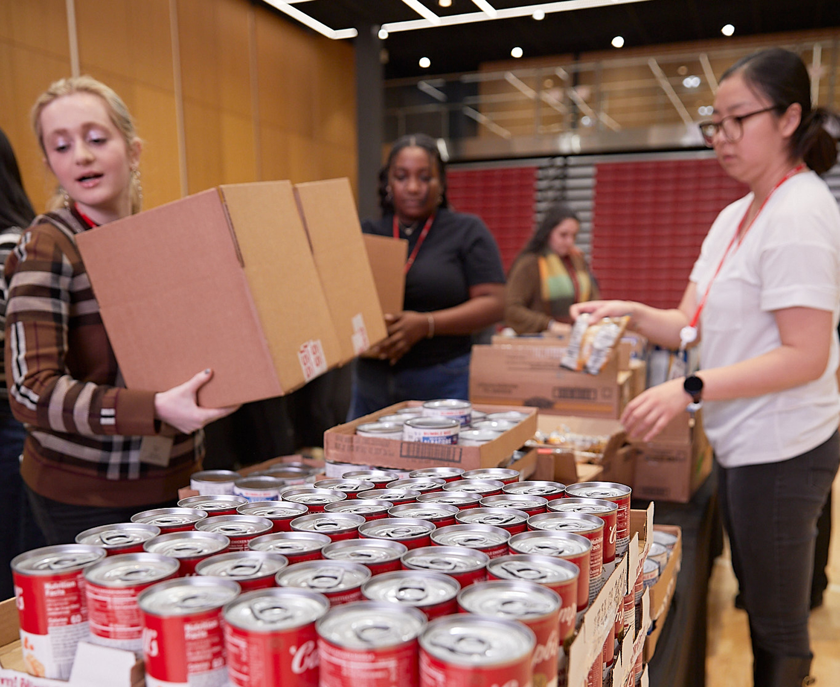 키스그룹 임직원들이 지난 28일 포트 워싱턴 본사에서 어려운 이웃 400가구에 전달할 식량과 인기 뷰티 제품을 포장하고 있다. [사진 키스그룹] 