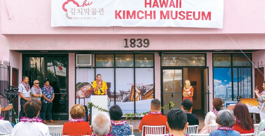 지난 22일 하와이 호놀룰루에서 열린 김치박물관 개관식에서 시의회 관계자가 선언문을 발표하고 있다. [김치박물관 제공]