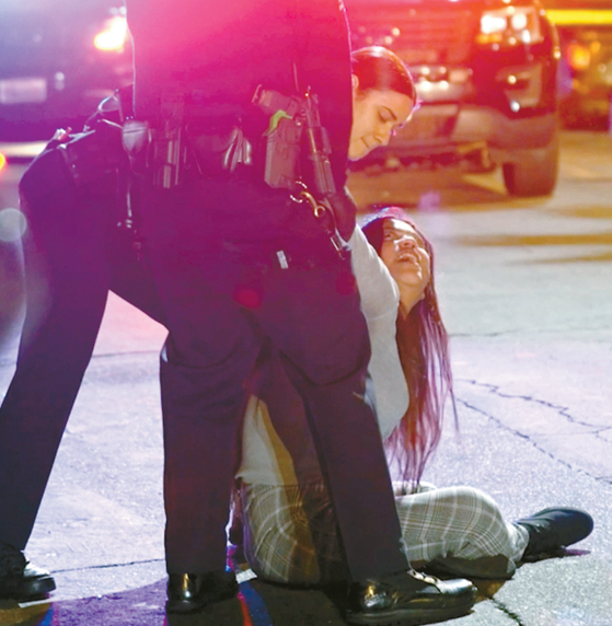 경찰관들이 흉기 난동을 부리던 여성을 총격으로 제압하고 수갑을 채우고 있다. [KTLA/OnScene.TV]