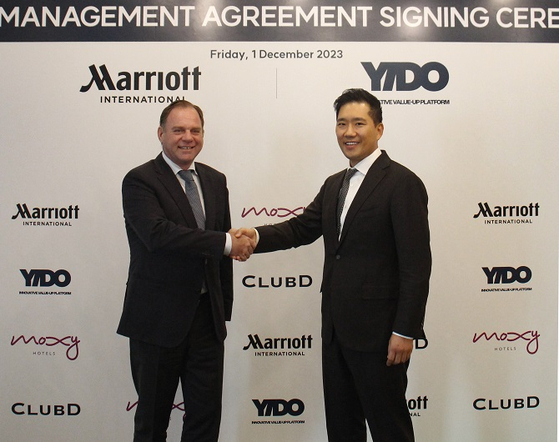 On the 1st, YIDO announced the signing of hotel management and service agreement with Marriott International for the Moxy Hotel in Daegu. Left Peter Gassner, Vice President of Development for Asia-Pacific at Marriott International, Choi Jung-Hun, CEO of YIDO. 
