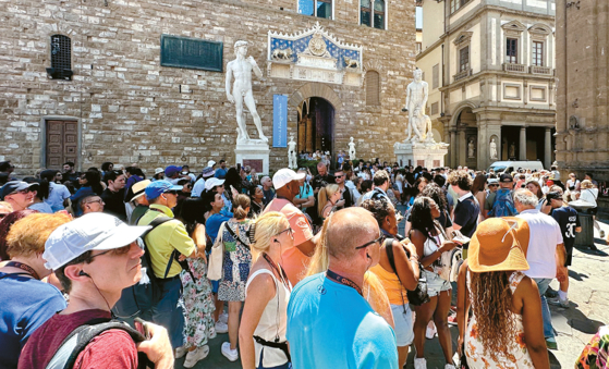 세계 각국서 온 여행객들로 붐비는 이탈리아 피렌체의 시뇨리아 광장. 박낙희 기자