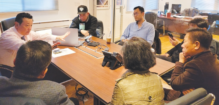 김동민 변호사(왼쪽)가 그레이스 유 씨의 남편 윌리엄 챈(가운데)을 비롯한 유 씨 가족들에게 민사소송 관련 설명을 하고 있다.  [사진 그레이스유구명위원회]
