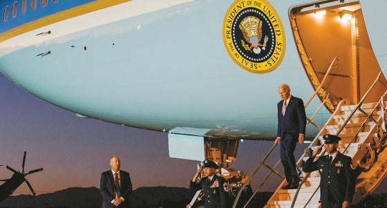 기금 모금을 위해 LA를 방문하는 조 바이든 대통령이 7일 LA국제공항에 도착 전용기 트랩에서 내리고 있다. [로이터]