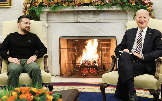 미국에서 우크라이나 지원에 대한 피로감이 고조되고 있는 가운데, 조 바이든 대통령(오른쪽)과 볼로디미르 젤렌스키 우크라이나 대통령(왼쪽)이 12일 백악관에서 정상회담을 가졌다. 바이든 대통령은 희망을 버리지 말 것을 언급했고, 젤렌스키 대통령은 “우크라이나는 이길 수 있다는 것을 매일 입증하고 있다”고 말했다. 바이든 대통령은 이날 2억 달러 규모의 우크라이나 군사지원을 발표하고, 의회에 포괄적 안보 예산안을 속히 처리해 줄 것을 촉구했다.  [로이터]
