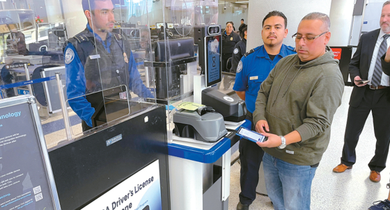 14일 LA국제공항 터미널7 보안검색대에서 여행객이 모바일 운전면허증(MDL)을 통해 신원 증명을 하고 있다. 