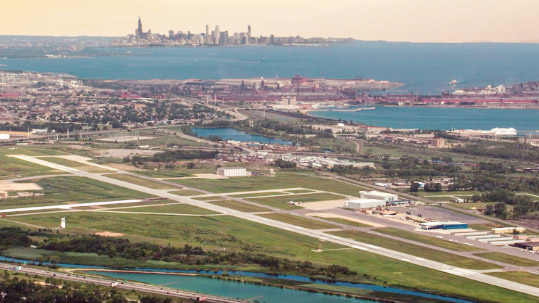 시카고 다운타운이 보이는 게리-시카고 국제공항. [게리-시카고 국제공항 웹사이트]
