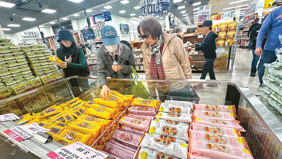 소비자들이 갤러리아 올림픽점에서 판매중인 다양한 종류의 냉동김밥을 구매하고 있다. 김상진 기자