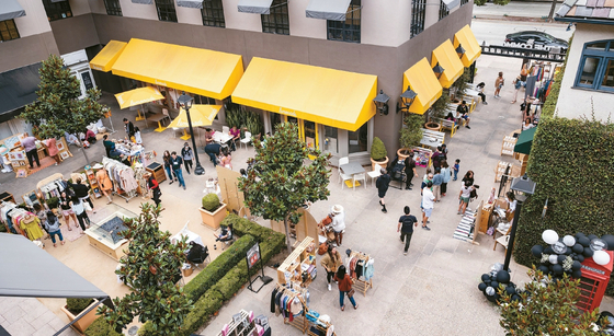 유명 맛집과 아기자기한 가게들이 모여 있는 '더 커먼' 쇼핑몰에서 방문객들이 쇼핑을 즐기고 있다. [pasadenacommons.com 캡처]