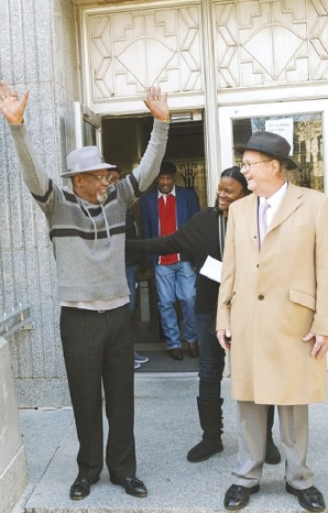 살인 혐의를 받아 총 48년 1개월 18일을 복역한 후 7월에 석방됐고 20일 법원에서 최종적으로 무죄 선고를 받은 글린 시먼스(왼쪽).  [연합뉴스]