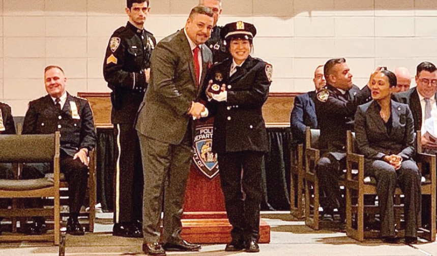 178년 뉴욕시경(NYPD) 역사상 첫 한인 총경으로 승진한 허정윤 총경(오른쪽)이 22일 퀸즈 칼리지포인트 경찰아카데미에서 열린 진급식에서 에드워드 카반 시경국장으로부터 배지를 전달받고 있다.