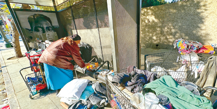LA한인타운 윌셔 불러바드와 하버드 불러바드 인근에서도 한 노숙자가 버스정류장을 점유한 채 살고 있다. 김상진 기자