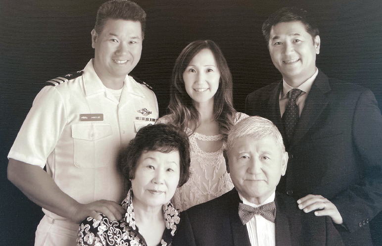 2013년 해군 대령으로 진급한 큰 아들 제임스 (뒤 왼쪽)와 가족들이 기념사진을 찍었다.