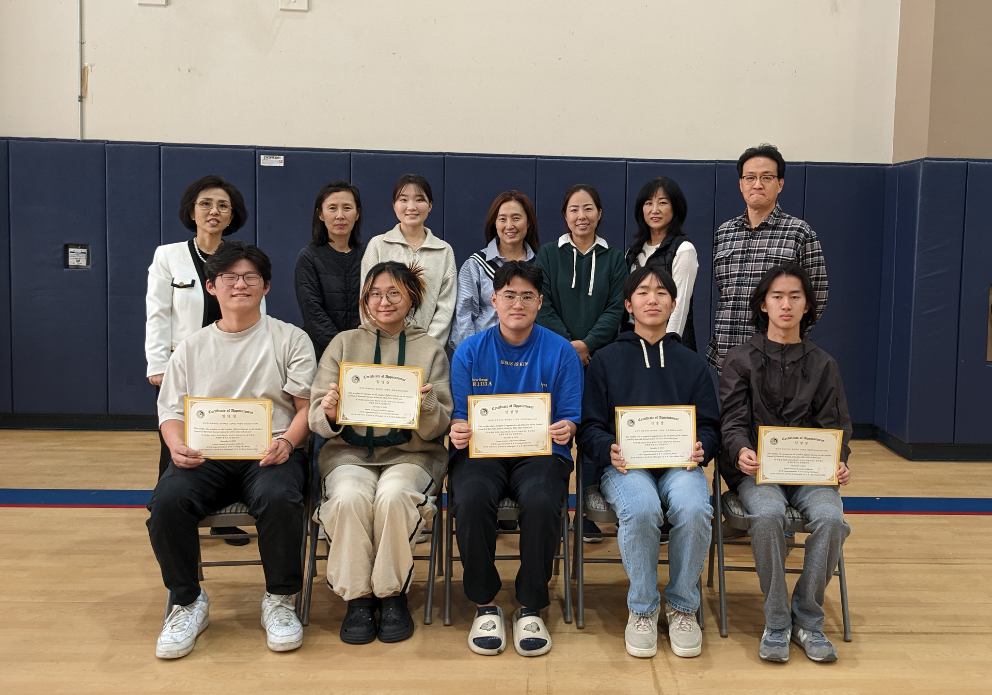 지난 9일 임명장을 받은 남가주 리버사이드 한국학교 학생회 임원들이 기념촬영하고 있다. [리버사이드한국학교]