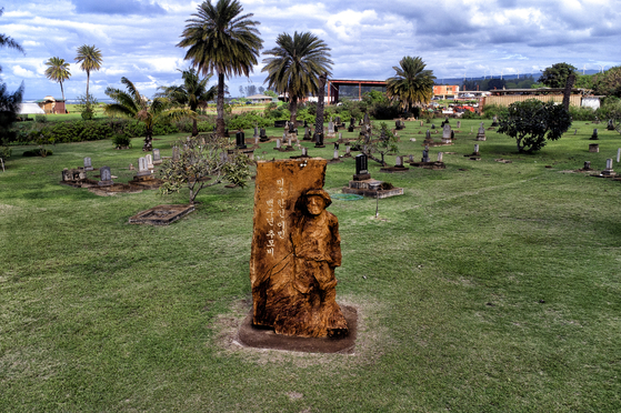 푸우이키 묘역은 1900년대 초반 와이알루아 지역 사탕수수 농장에서 일했던 한인 노동자들이 묻혀있다. 지난 2003년 미주 한인 100주년을 맞아 한인들이 세운 추모비도 세워져 있다. 드론 촬영을 통해 촬영한 묘지 전경.