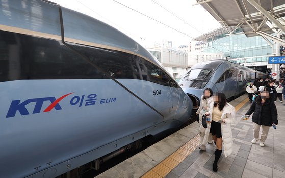 지난해 12월 29일 오전 서울역 플랫폼에 중앙선 KTX-이음 열차가 승객들을 기다리고 있다. [연합뉴스]