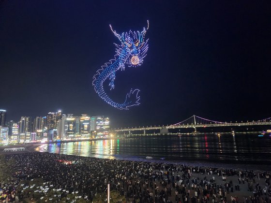 1일 오후 7시17분쯤 부산 광안리해수욕장에서 드론 2000대가 그려낸 청룡 형상이 해변을 내려다보고 있다. 김민주 기자