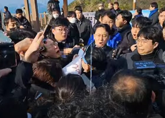 이재명 더불어민주당 대표가 2일 부산 가덕도 신공항부지에 방문해 취재진의 질의에 응하던 중 지지자로 위장한 남성으로부터 피습당했다. 사진 유튜브 캡처