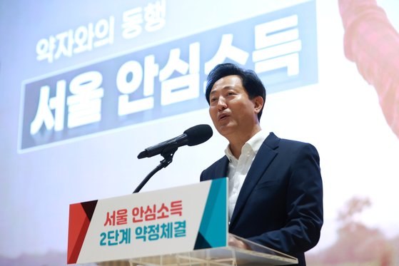 안심소득 지원가구 간담회 및 약정식에서 인사말을 하고 있다. [연합뉴스]