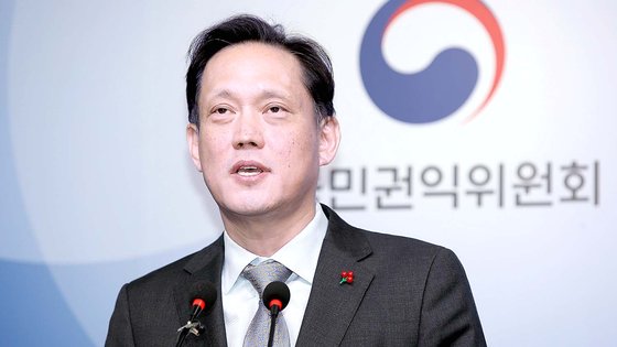  김태규 국민권익위원회 부위원장은 15년간 어머니를 간병하던 딸의 임대주택 퇴거 조치를 막는 방안을 대전도시공사에 권고했다. 사진은 지난달 27일 청소년 마약 예방 교육 실효성 강화를 위한 제도개선 권고 브리핑을 하던 김 부위원장의 모습. 연합뉴스