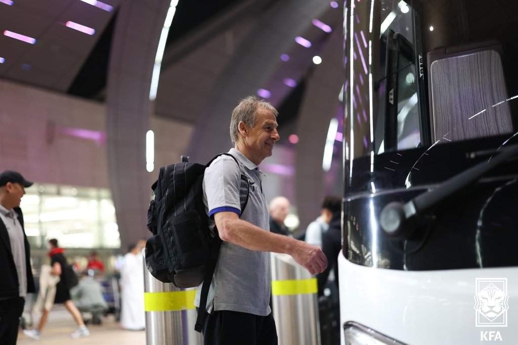 축구 국가대표팀 위르겐 클린스만 감독이 전지훈련을 위해 3일(한국시간) 아랍에미리트(UAE) 두바이 국제공항에 도착해 차량으로 향하고 있다. 사진 대한축구협회