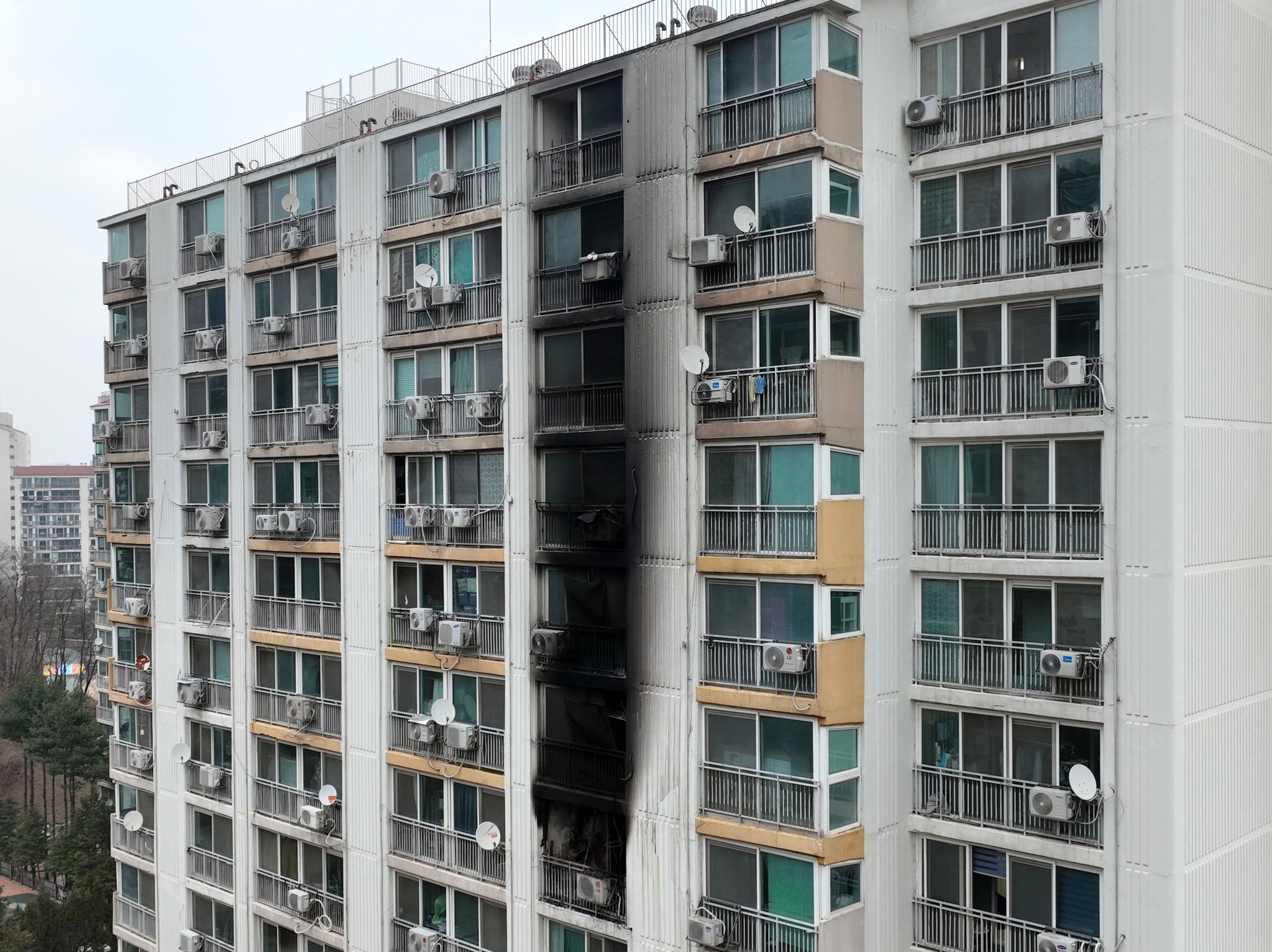 지난 2일 오전 경기 군포시 산본동의 한 아파트에서 화재가 발생해 주민 1명이 숨지고 10여명은 연기흡입 등 부상을 입었다. 사진은 화재가 발생한 아파트의 모습. 뉴스1