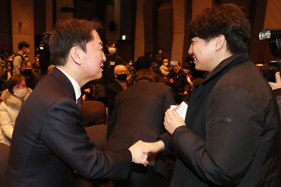 안철수 의원이 지난해 1월 26일 서울 중구 한국프레스센터에서 열린 펜앤드마이크 5주년 후원자 대회에서 이준석 전 대표와 악수하고 있다. 뉴스1