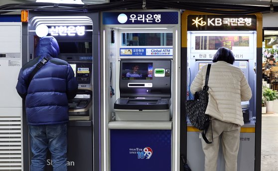 시중은행 현금자동입출금기(ATM). 사진 연합뉴스