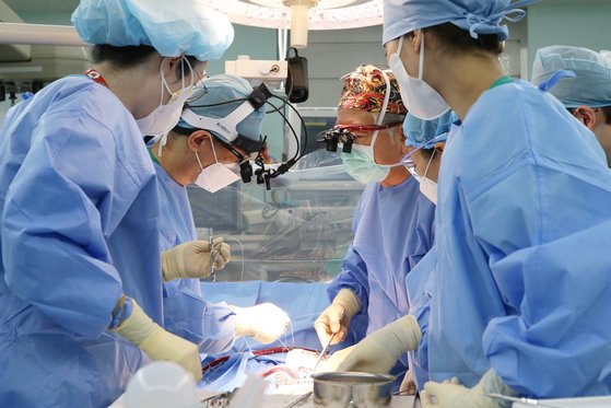 서울아산병원 심장혈관흉부외과 정철현 교수(왼쪽 세 번째)팀이 100번째 좌심실보조장치 삽입술을 시행하고 있다. 사진 서울아산병원
