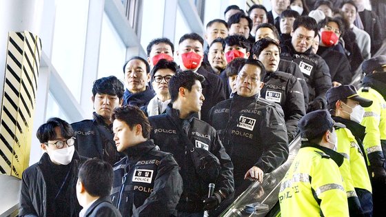 한동훈 국민의힘 비상대책위원장이 4일 광주 송정역에 도착해 경찰 호위를 받으며 역을 나서고 있다. 뉴스1