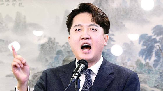 가칭 ‘개혁신당’의 창당 작업을 주도하고 있는 이준석 전 국민의힘. 사진은 이 전 대표가 지난달 27일 서울 노원구의 한 갈빗집에서 국민의힘 탈당 기자회견을 하고 있는 모습. 뉴스1