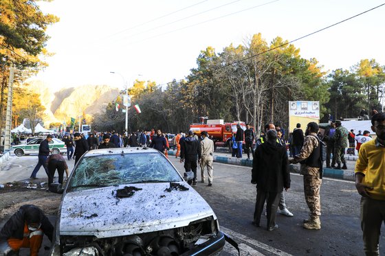 지난 3일(현지시간) 이란 수도 테헤란에서 남동쪽으로 약 820킬로미터 떨어진 케르만시에서 발생한 폭발 현장에 사람들이 모여 있다. AP=연합뉴스