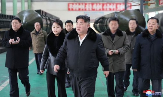 김정은 북한 국무위원장이 대륙간탄도미사일(ICBM) 발사대 생산 공장을 둘러보며 전략미사일 전력을 과시했다고 조선중앙통신이 5일 보도했다. 매체는 김 위원장이 '중요군용대차생산공장'을 현지 지도했다고 밝혔다. 연합뉴스