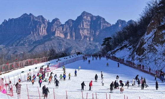 지난 1일 허베이(河北)성 우안(武安)시의 한 스키장에서 스키를 타는 관광객을 드론에 담았다. 신화통신