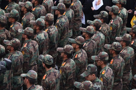 이란 혁명수비대 생도들이 지난달 28일(현지시간) 테헤란에서 이스라엘의 시리아 공습으로 지난달 25일 숨진 쿠드스군 고위 사령관 라지 무사비의 장례식에 참석하고 있다. AFP=연합뉴스 