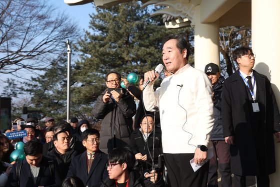 이낙연 전 더불어민주당 대표가 1일 오전 경기도 고양시 행주산성에서 지지자들에게 신년인사를 하고 있다. 연합뉴