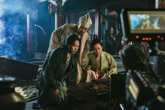 촬영 당시 현장에서 고려시대 두 신선(염정아, 조우진, 오른쪽부터)과 도사 무륵(류준열) 배우들이 촬영중인 모습이다. 사진 CJ ENM