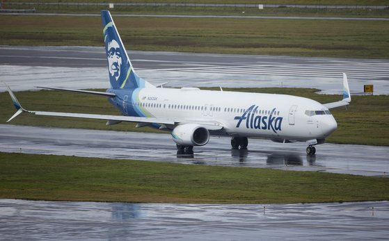 알래스카 항공의 보잉 737 맥스 9 항공기가 6일(현지시간) 오리건주 포틀랜드의 포틀랜드 국제공항에서 이륙하기 전 모습. AP=연합뉴스 
