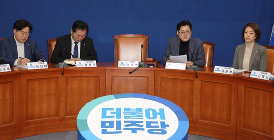 홍익표 더불어민주당 대표가 8일 오전 국회에서 열린 최고위원회의에서 발언하고 있다. 강정현 기자