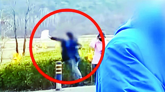 지난 1일 봉하마을에서 이재명 대표 습격범 김씨로 추정되는 인물이 범행 때처럼 오른손을 강하게 휘두르고 있다. 사진 유튜브 캡쳐