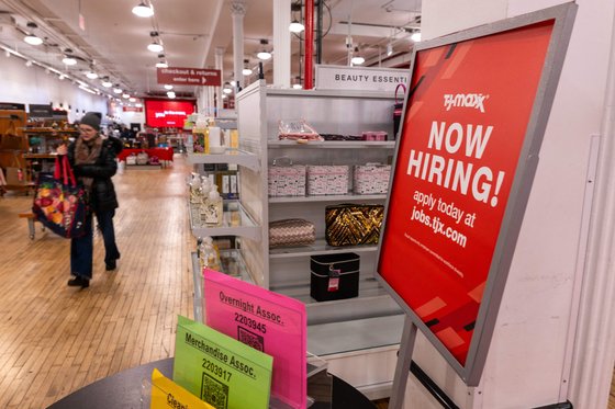 지난 5일(현지시간) 미국 뉴욕시 맨해튼의 한 소매점에 ‘지금 채용 중’ 안내문이 걸렸다. 지난달 미국 실업률은 3.7%였다. [AFP=연합뉴스]
