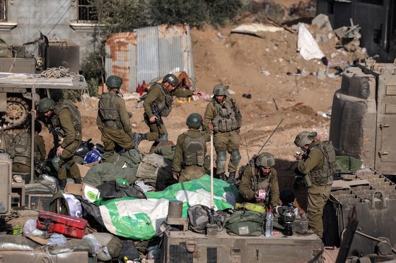 이스라엘 군인들이 8일 팔레스타인 무장 정파 하마스 소탕을 위해 가자지구에서 작전을 펼치고 있다. 로이터=연합뉴스
