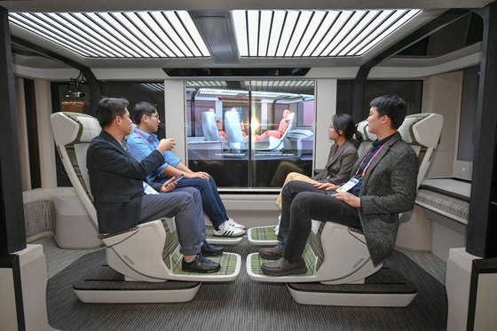 지난해 열린 CES 2023 현대모비스 전시관에서 관람객들이 미래 목적 기반 모빌리티(PBV) 콘셉트 모델을 체험하고 있다. 사진 현대모비스