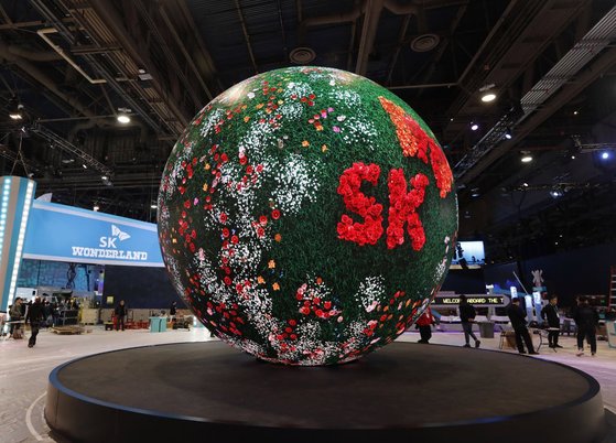 'CES 2024' SK그룹관에 전시 주제 영상을 상영하는 구형 LED 'Wonder Globe'가 설치된 모습. SK그룹