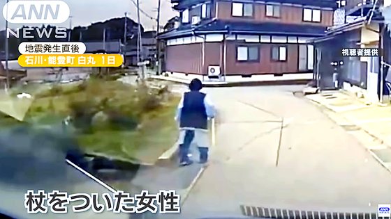  지난 8일 일본 ANN 뉴스는 이시카와현 노토 반도에서 쓰나미가 발생한 지난 1일 한 차량이 마을을 산책하던 할머니를 태워 대피하는 블랙박스 영상을 보도했다. 사진 ANN뉴스 캡처