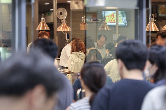 서울 시내 한 오피스빌딩 지하에 위치한 구내식당에서 직장인들이 점심식사하기 위해 자율배식하고 있는 모습. 연합뉴스