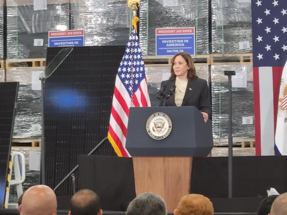 지난해 3월 카멀라 해리스 미국 부통령이 미국 조지아주 달튼의 한화솔루션 큐셀부문(한화큐셀) 공장에서 한화큐셀이 만든 태양광패널을 배경으로 연설하고 있다. 연합뉴스