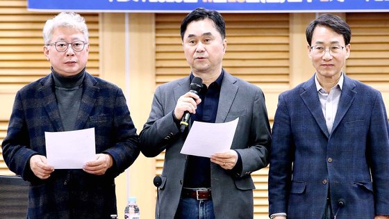  더불어민주당 조응천(왼쪽부터), 김종민, 이원욱 의원. 뉴스1