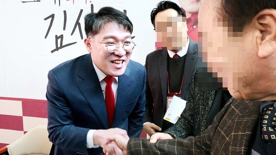  김상민 대전고검 검사가 지난 6일 오후 경남 창원 창원대학교에서 출판기념회를 열고 있다. 연합뉴스