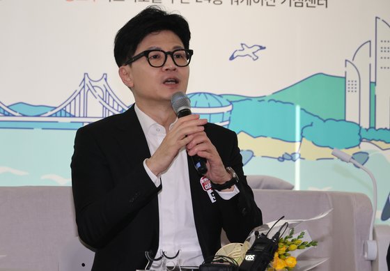 한동훈 국민의힘 비상대책위원장이 10일 오후 부산 동구 아스티호텔 워케이션 거점센터에서 열린 부산 미래 일자리 현장 간담회에 참석해 인사말을 하고 있다. 송봉근 기자